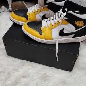 Nike Air Jordans Black and Yellow Sneakers High-Top Design